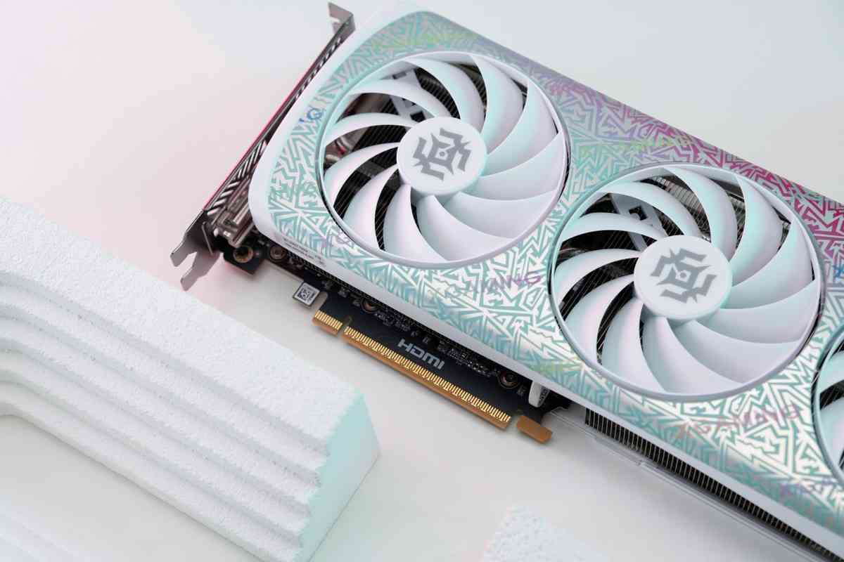 索泰RTX 5060 XGAMING OC显卡全面评测：颜值与性能的双重盛宴