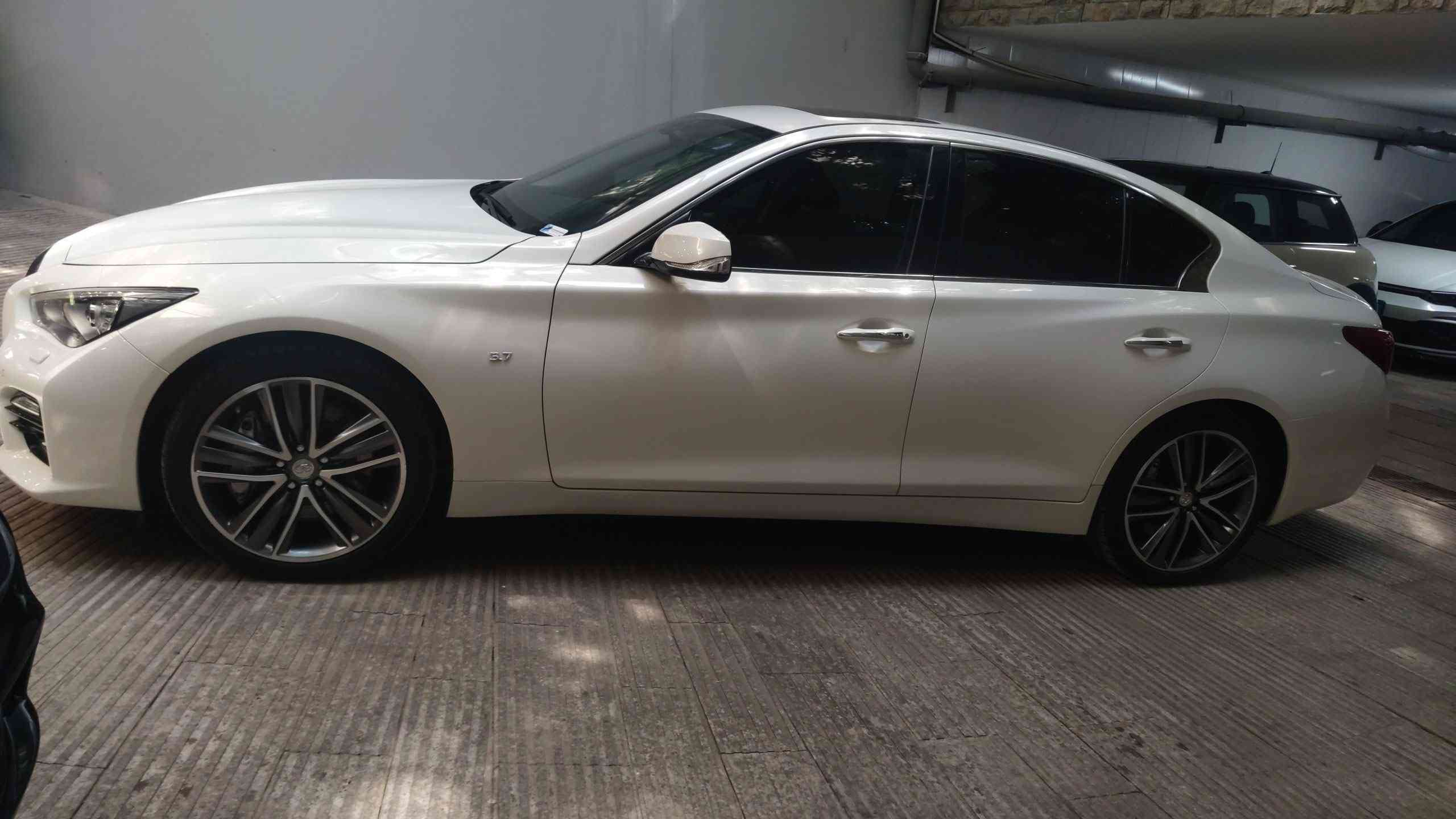 英菲尼迪怎么样 经常出差跑高速，大哥买台37L英菲尼迪Q50，直言比电车舒服得多