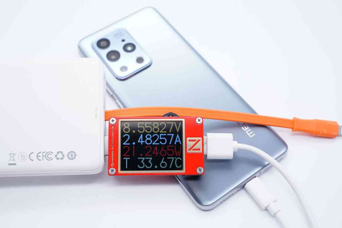 倍思充电宝深度评测：挂绳快充线一体设计，20W快充性能解析