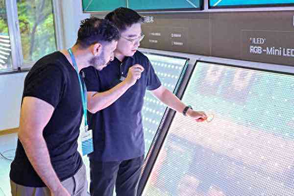 海信工厂怎么样？多位中东博主探秘海信工厂，见证中国电视技术走向世界